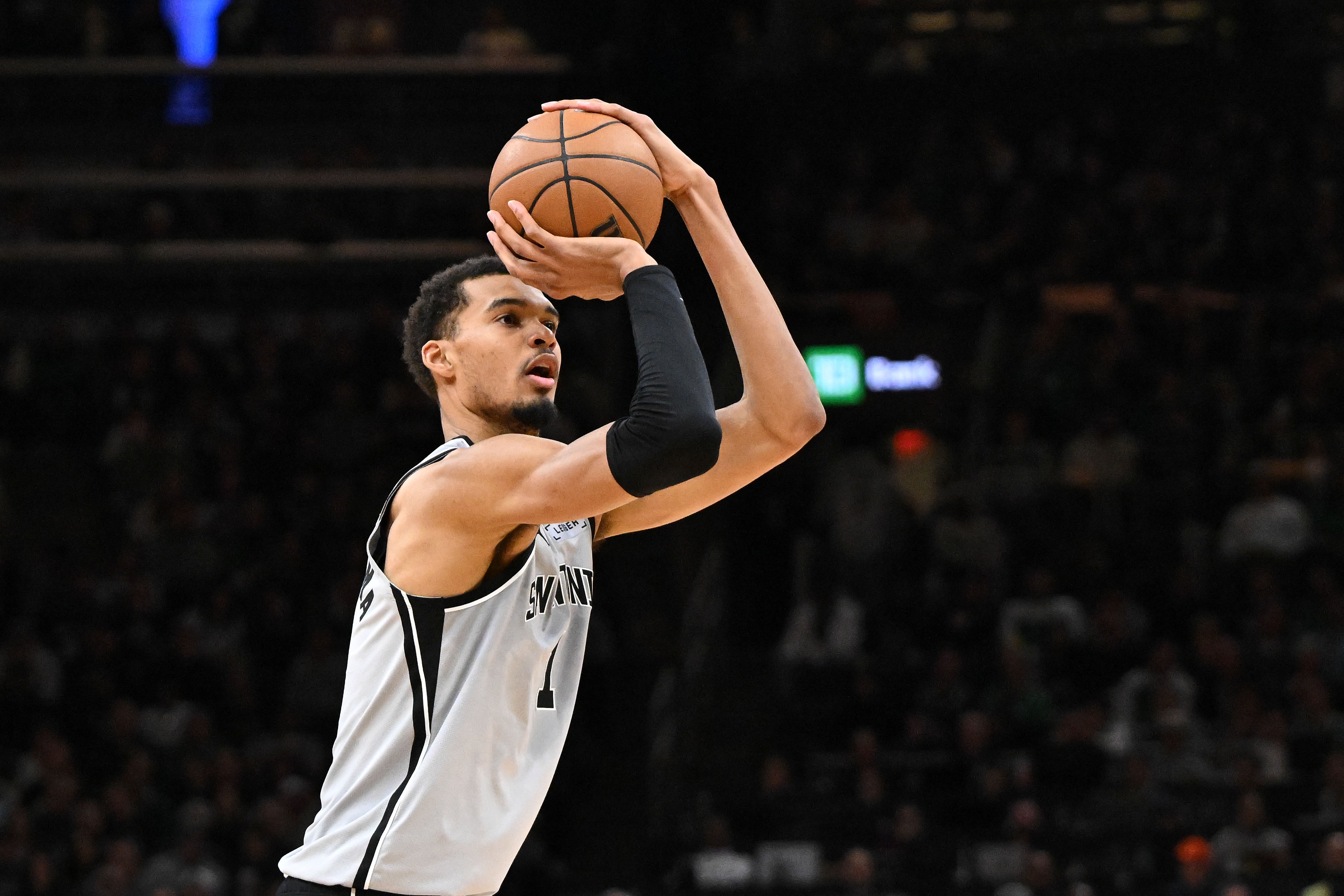 开云注册入口-全是三分对飚~马刺雄鹿第三节外线接连发炮 文班迎射特纳打停雄鹿